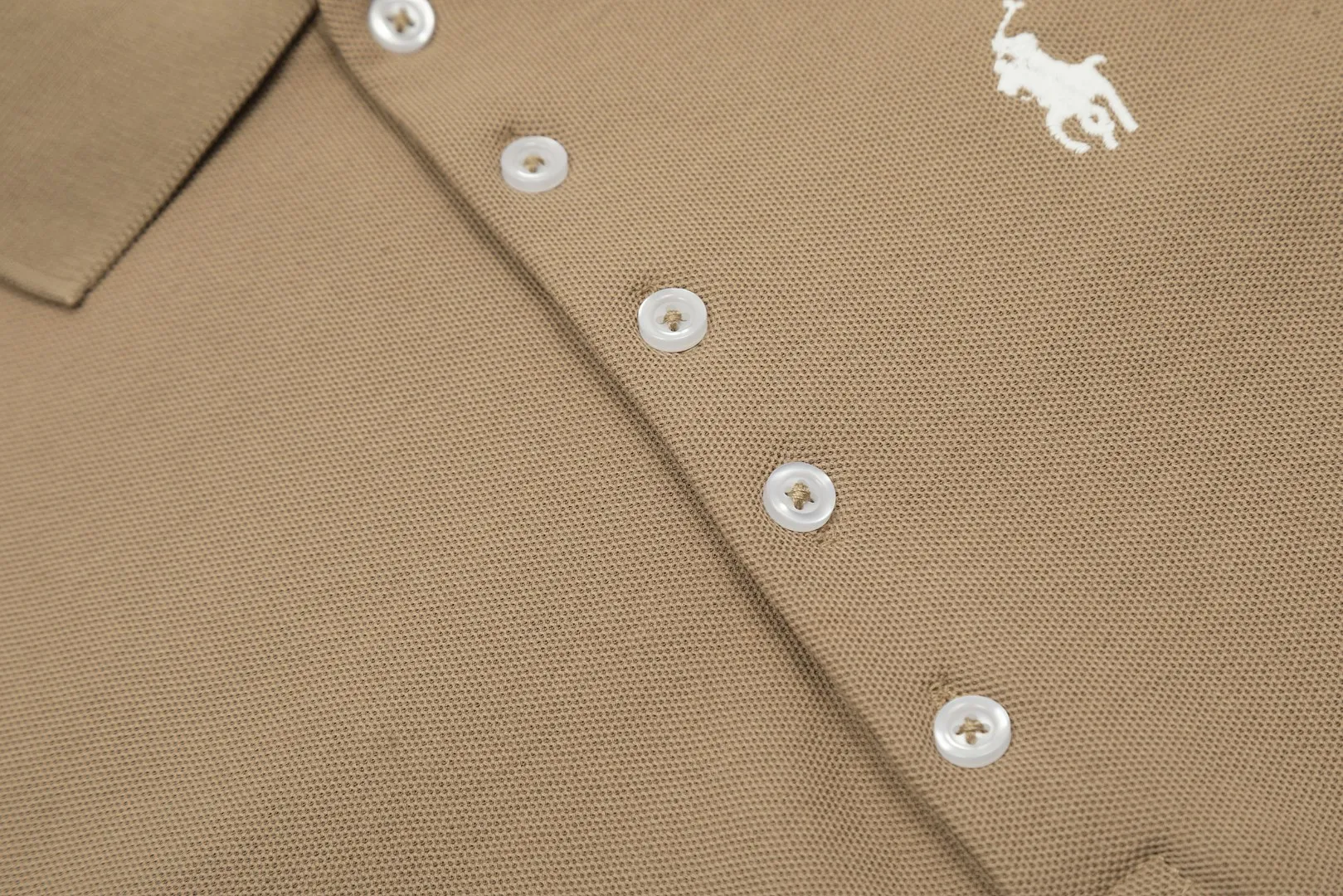 🅿️152 "Top quality" Style number: DS004# (not off the shelves all year round) [Ralph Lauren classic pony embroidered lapels women's slim fit POLO short sleeves] ✅Ralph Lauren Ralph Lauren classic basic women's all-match slim fit POLO short sleeves ✅Main supplier platform live broadcast Wholesale entities Replenish when out of stock Not off the shelves ✅ZP quality 1:1 pattern making Scan the code to enter the GF website Z cabinet quality ✅Details and quality are the only one in Guangzhou. Imported pique fabrics focus on high-end and cost-effective. Needless to say good quality. ✅The version is restored to the original order. The maximum size can be worn up to 130 pounds. Loose, comfortable and stress-free.